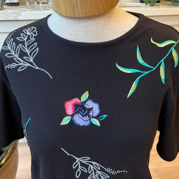 EUC Vintage Alfred Dunner embroidered floral patterned short sleeve black tshirt - Picture 2 of 8